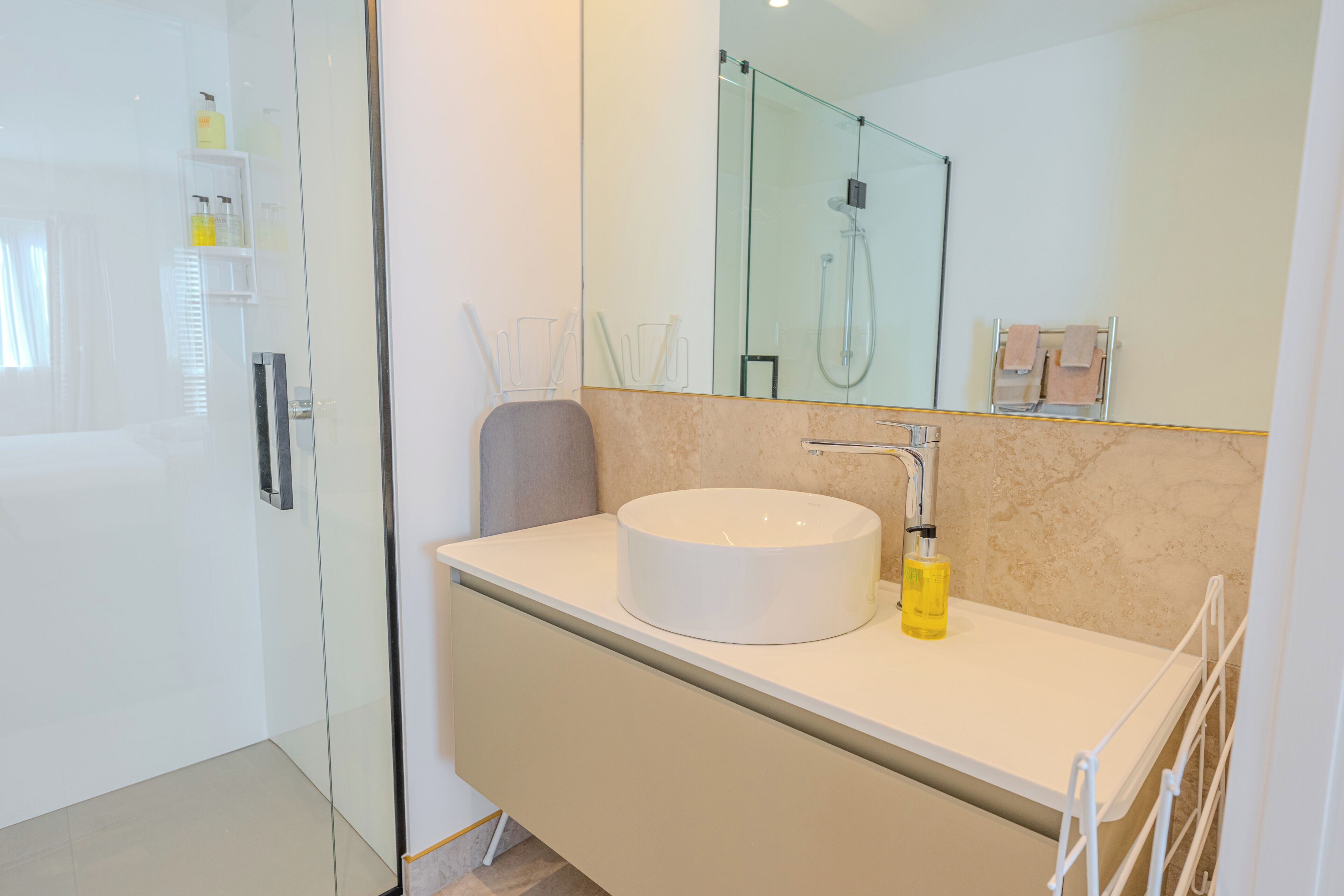 Premium Studio | Bathroom | Shower, free toiletries, hair dryer, towels