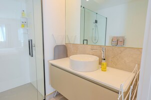Premium Studio | Bathroom | Shower, free toiletries, hair dryer, towels