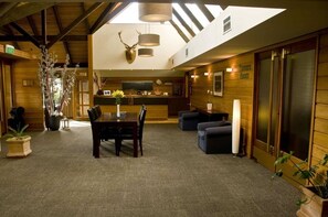 Lobby sitting area - Alpine Lodge (St. Arnaud)