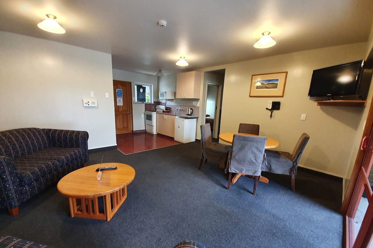 Family Two Bedroom Suite with Kitchen | 2 bedrooms, soundproofing, iron/ironing board, free WiFi
