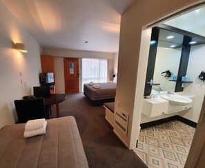 Standard-huone | Äänieristys, silitysrauta/-lauta, ilmainen Wi-Fi, vuodevaatteet