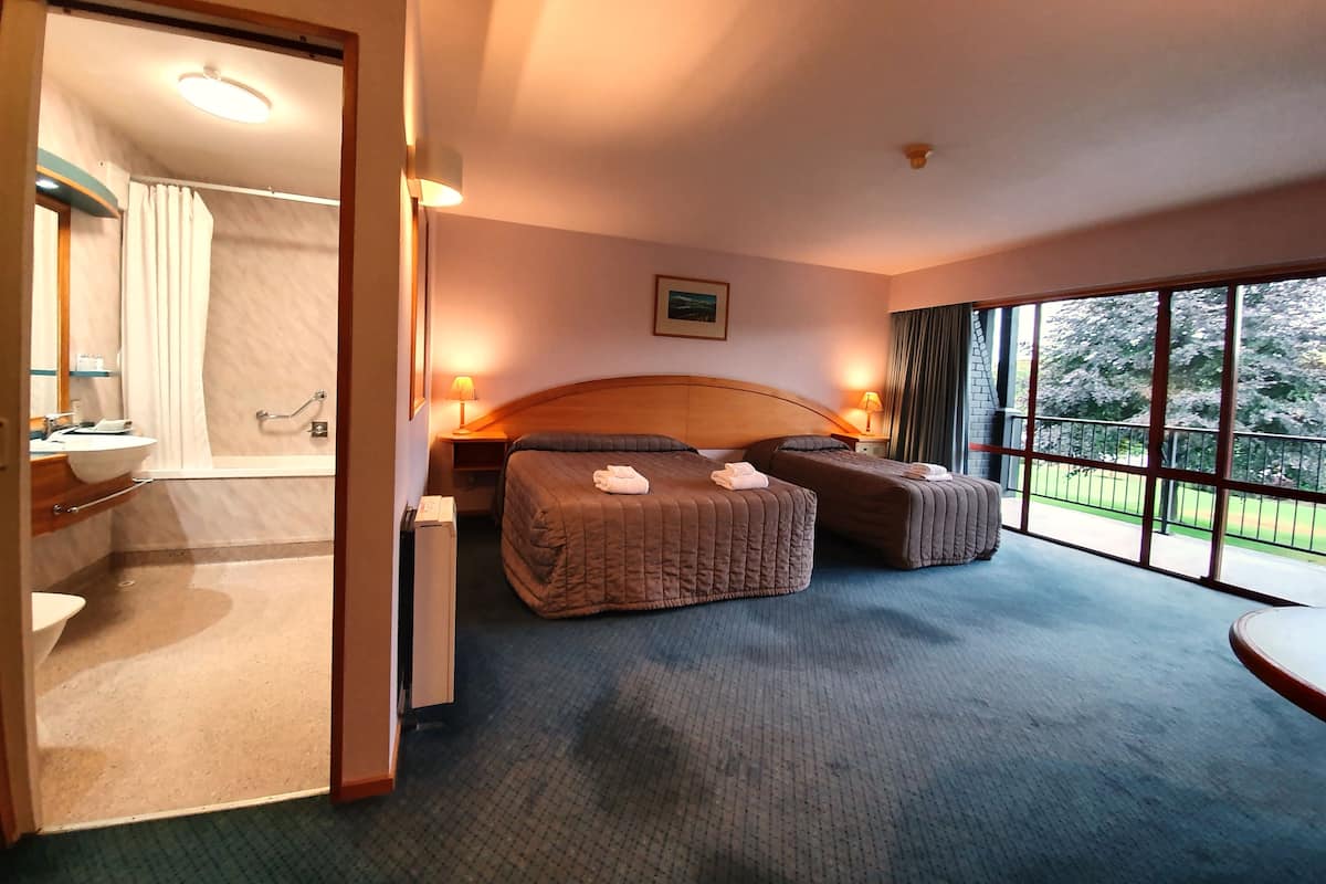 Superior Room - Balcony | 2 bedrooms, soundproofing, iron/ironing board, free WiFi