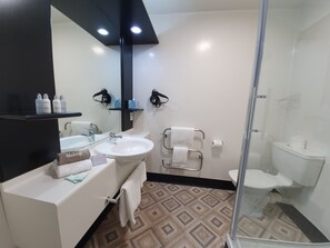 Habitación triple estándar | Baño | Secadora de cabello y toallas 