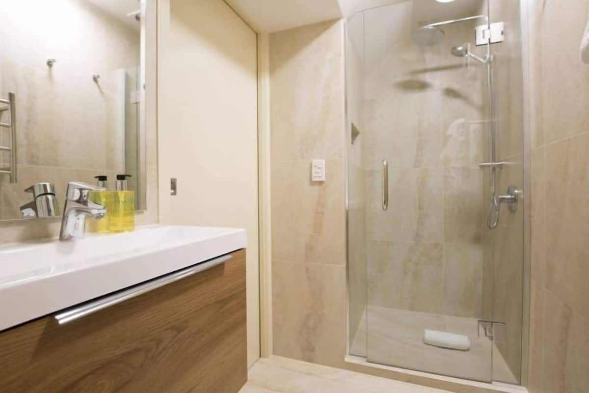 Salle de bain | Douche, sĂšche-cheveux, serviettes fournies