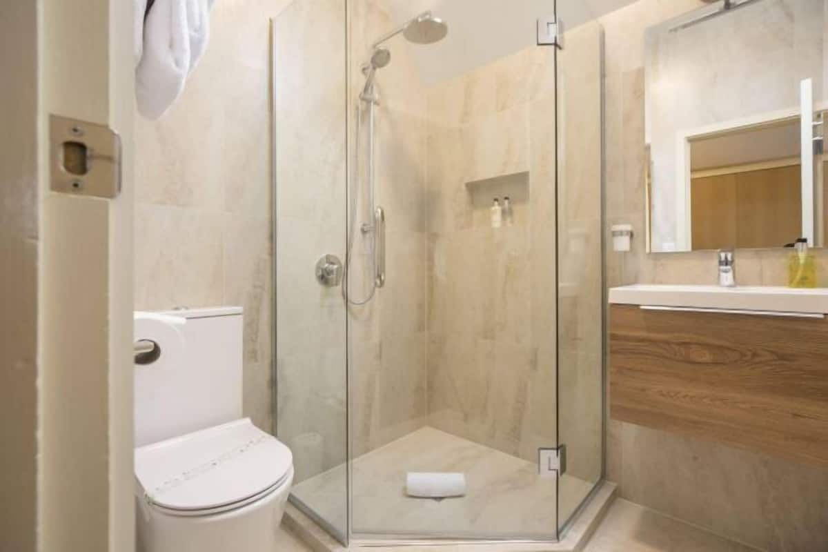 Salle de bain | Douche, sĂšche-cheveux, serviettes fournies