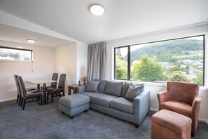 30-tommers plasma-tv med digitale kanaler, tv, iPod-dockingstation