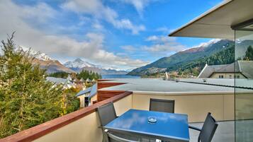 Classic Apartment, 2 Bedrooms, Kitchen | Pemandangan dari bilik