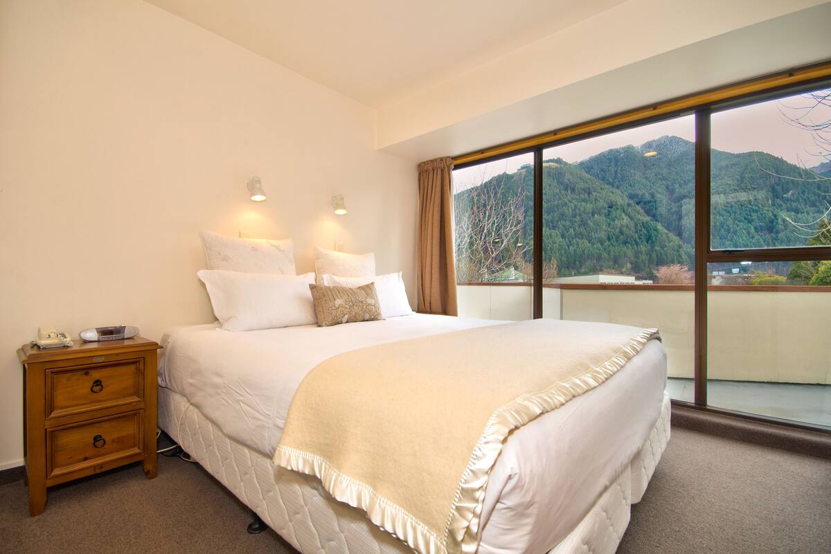 Egyptian cotton sheets, premium bedding, pillow-top beds