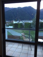 Estúdio | Camas Select Comfort, escrivaninha, cortinas blackout