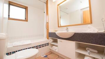 Estudio Premier | Baño | Tina con regadera, tina de hidromasaje, amenidades de baño gratuitas