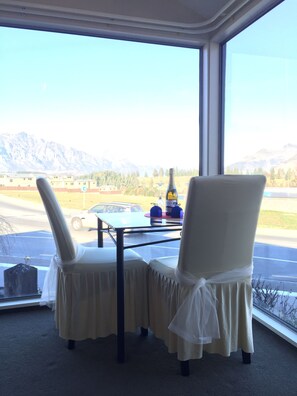 Suite nupcial | Matalassos de la marca Select Comfort, escriptori i cortines opaques 