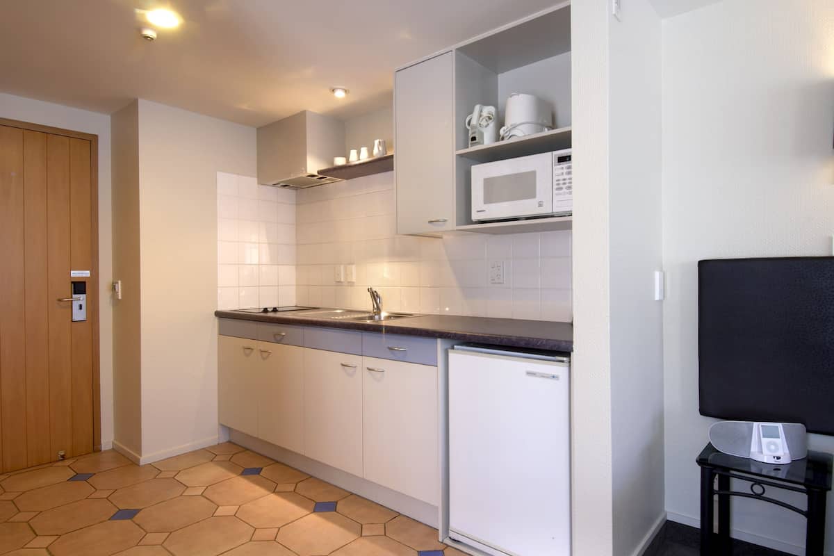 Microwave, coffee/tea maker, electric kettle, toaster