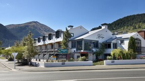 Un hotel con reception e insegna Quality Inn, con le montagne sullo sfondo.