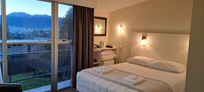 Deluxe Double Room | Bed sheets, alarm clocks