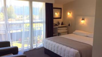 Deluxe-Zweibettzimmer | Bettwäsche, Wecker