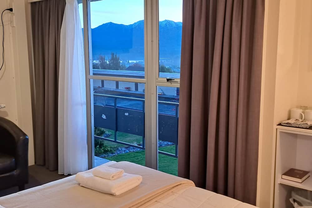 Fiordland Hotel