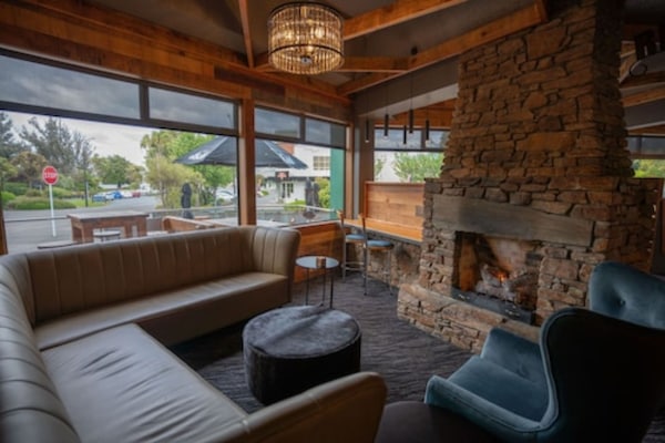 2 bars/lounges