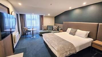 Quarto luxo, 1 cama King | Cofres nos quartos, ferros/tábuas de passar roupa, berços grátis