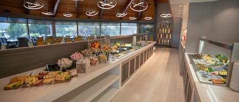 2 restaurantes, se sirve desayuno