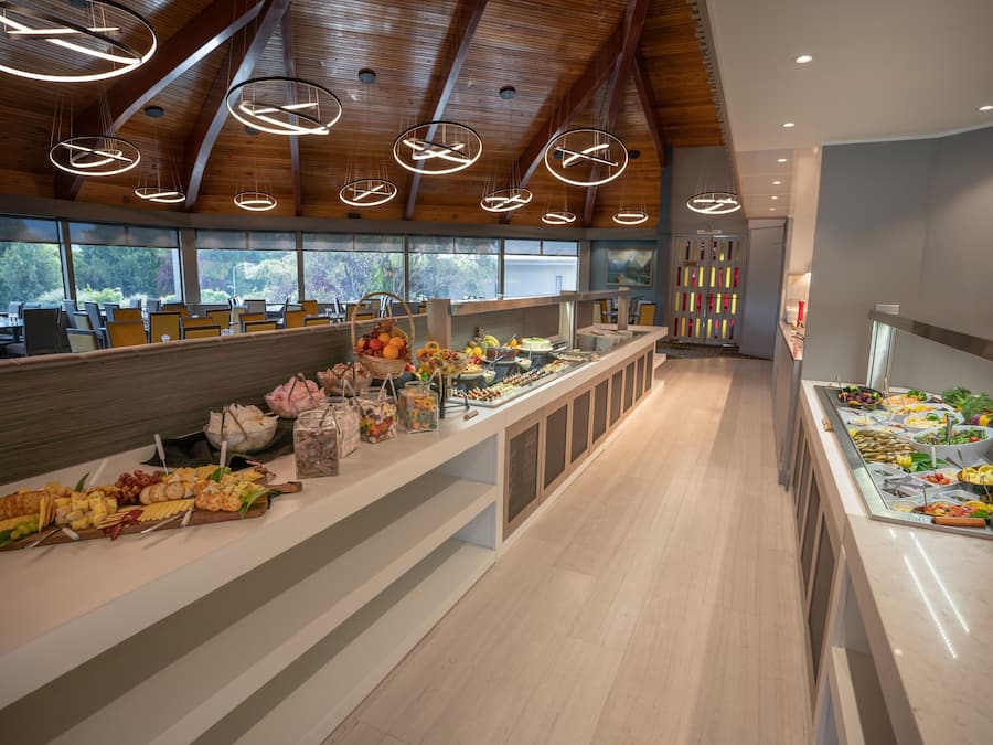 2 restoran, sarapan dihidangkan