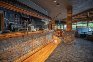 2 Bars/Lounges