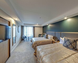 Chambre Deluxe avec lits jumeaux, 2 grands lits | Coffres-forts dans les chambres, fer et planche à repasser