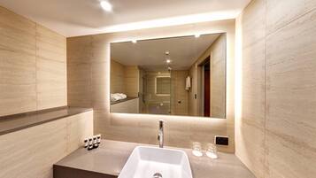 Quarto luxo, 1 cama King | Banheiro | Produtos de toalete grátis, secador de cabelo, toalhas de banho