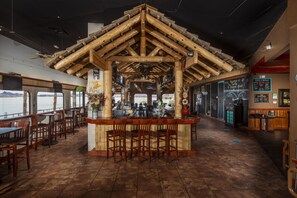 3 bars/lounges, een poolbar, een strandbar
