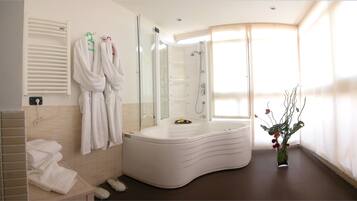 Suite, 1 cama King size, Terraza | Baño | Regadera, amenidades de baño gratuitas, secadora de cabello, bidet