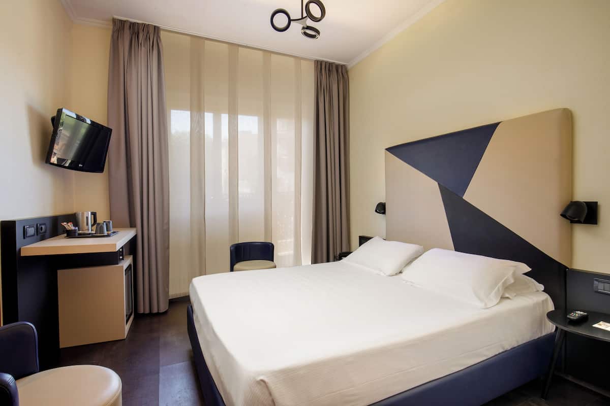Economy Room, 1 Double Bed | In-room safe, desk, blackout drapes, soundproofing