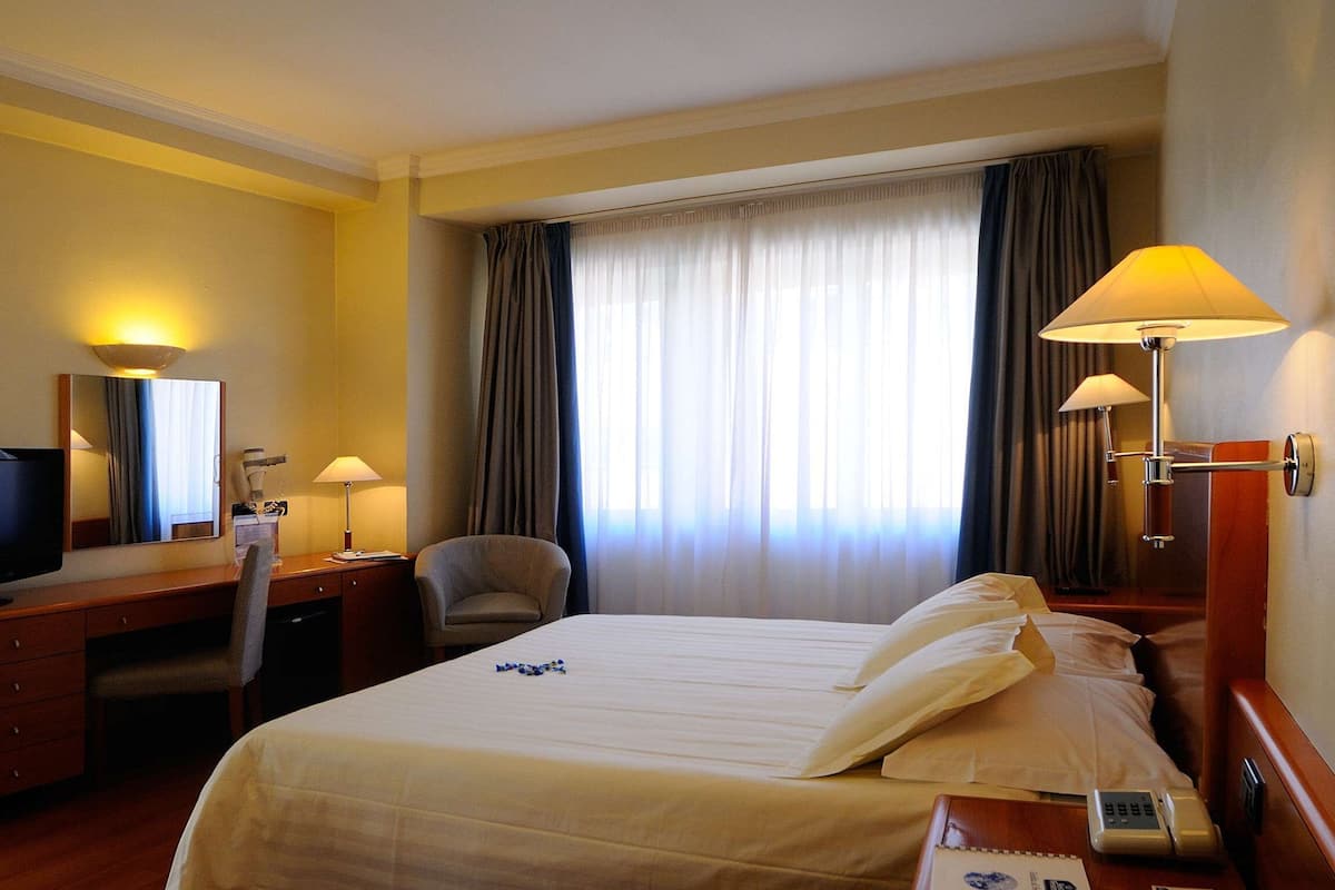 In-room safe, desk, blackout drapes, soundproofing