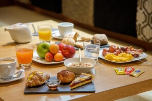 Frokostbuffé hver dag (mot et tillegg)