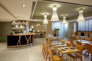 Der serveres morgenmad og frokost