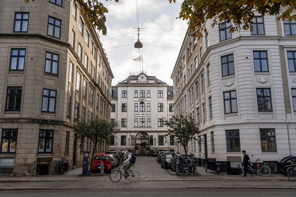 A hotel with a classic architectural style, featuring a central entrance and multiple windows on the facade. - Hotel Kong Arthur (Copenhagen)