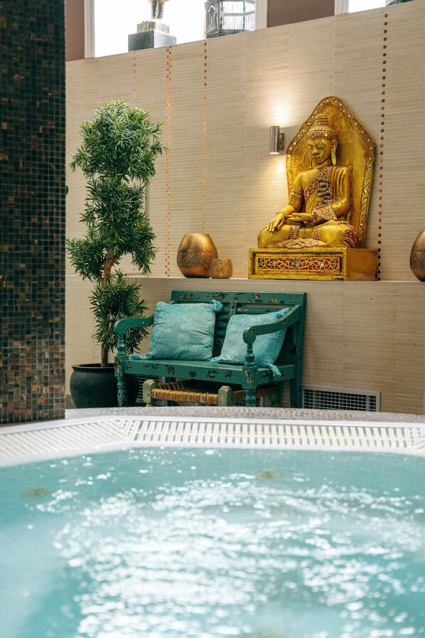 Indoor spa tub