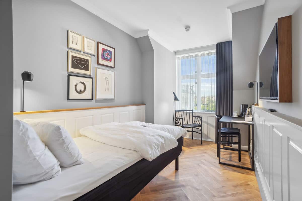 Ropa de cama de alta calidad, cubrecamas y minibar