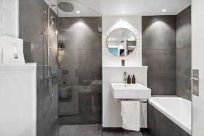 Amenidades de baño ecológicas, secadora de cabello, toallas 