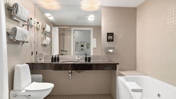 Un baño moderno con inodoro, lavabo y bañera.