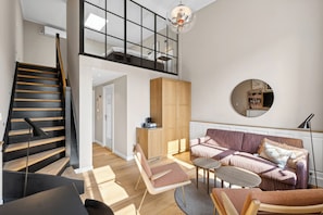 Loft Suite | Ylelliset vuodevaatteet, untuvapeitot, minibaari, tallelokero huoneessa