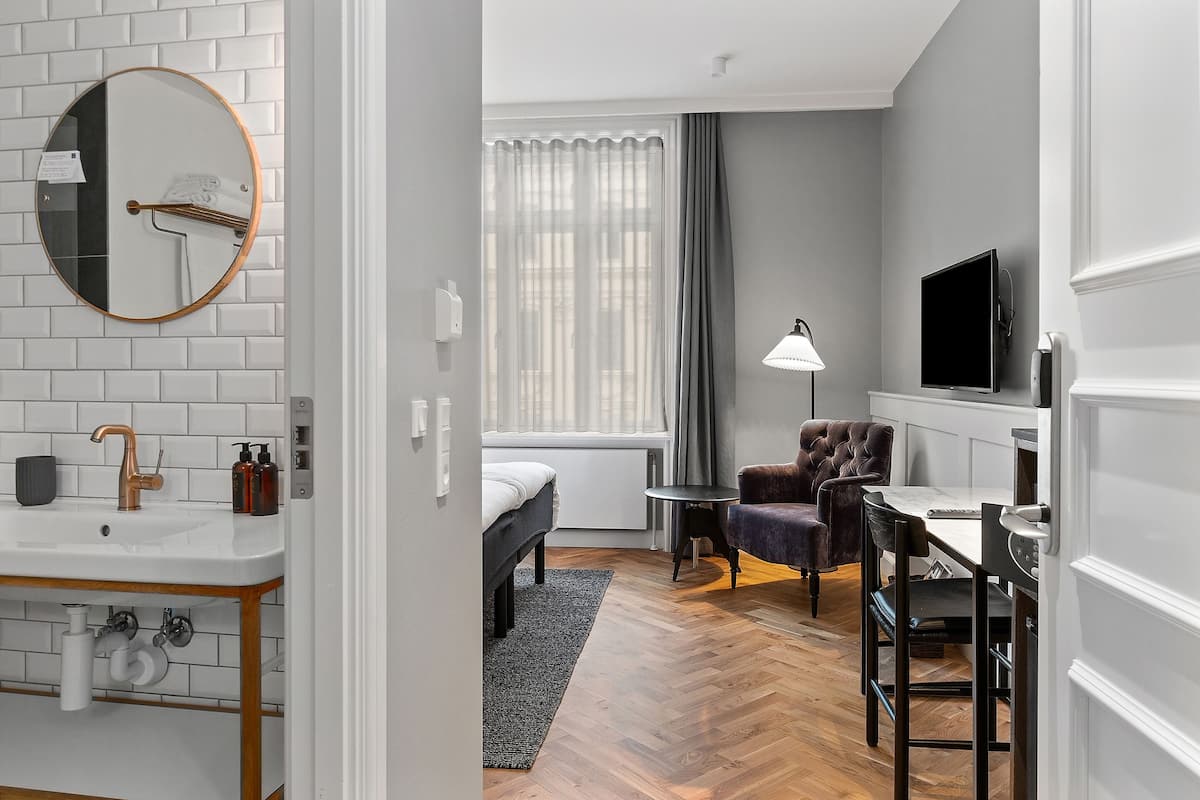 standard room (1 double bed or 2 single bed180x200cm) | premium bedding, down duvets, minibar, in-room safe