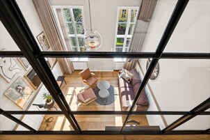 Ropa de cama de alta calidad, cubrecamas y minibar 