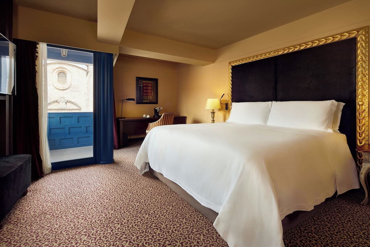 Deluxe Room, 1 King Bed | Premium bedding, down comforters, pillowtop beds, minibar