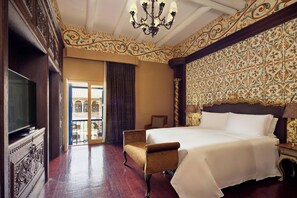 Suite Presidensial, 2 kamar tidur | Seprai premium, selimut bulu angsa, bantalan ekstra lembut, dan minibar