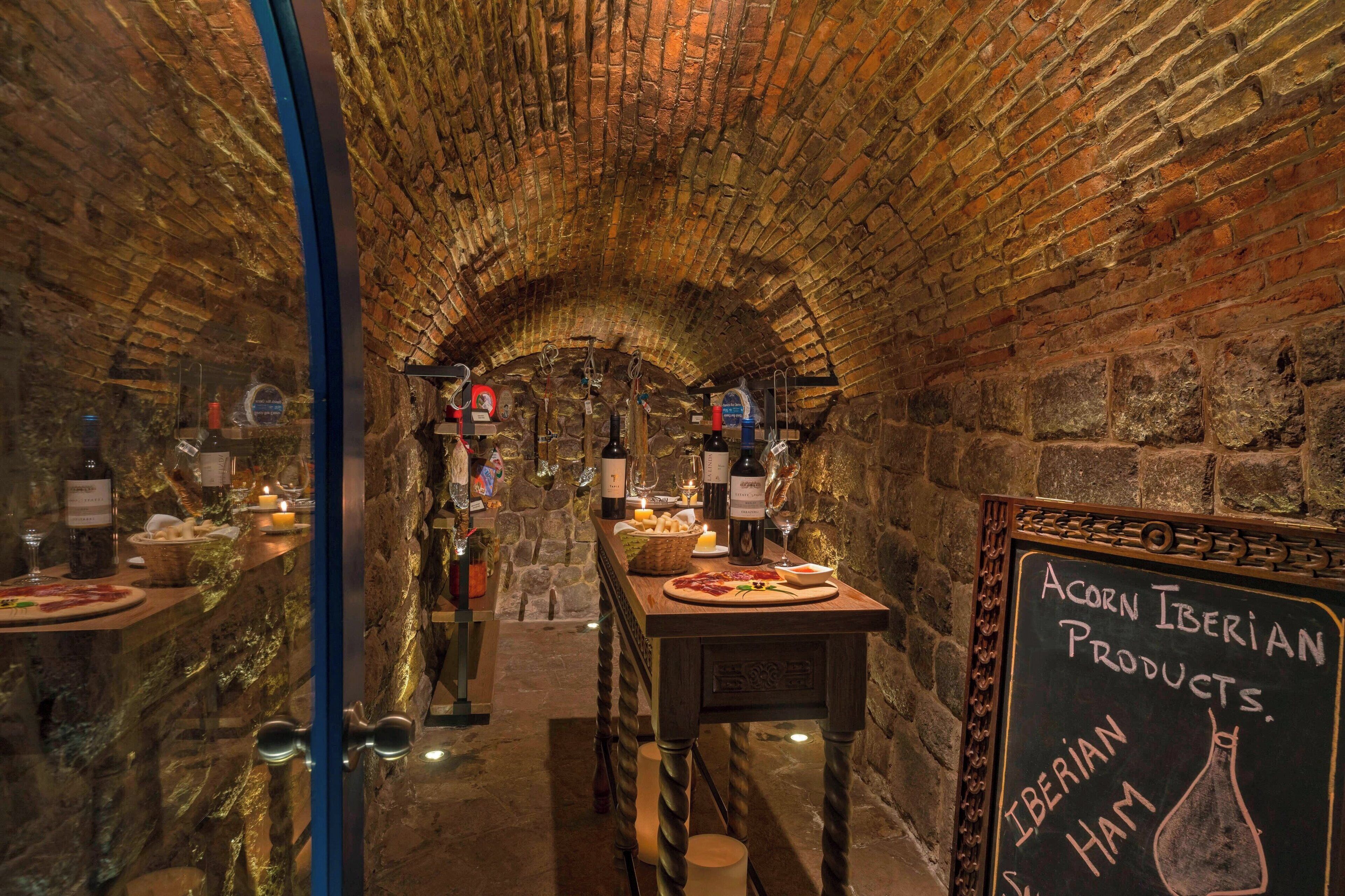 S&#x27;hi serveixen esmorzars, dinars, sopars i plats de cuina regional 