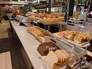 Café da manhã com buffet diário (EUR 19.50 por pessoa) 