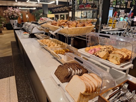 Daily buffet breakfast (EUR 19.50 per person)