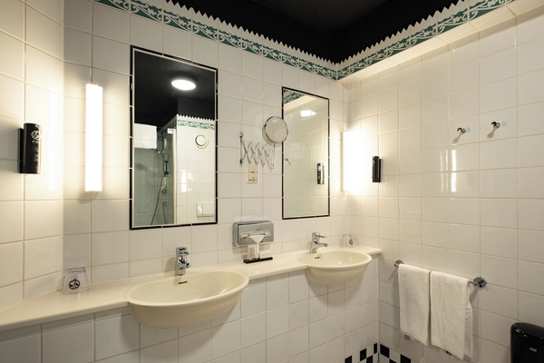 Suite | Bathroom | Combined shower/tub, hair dryer, towels