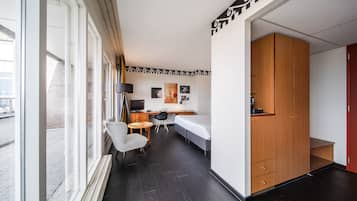 Penthouse Kamer met Balkon | Een kluis op de kamer, een bureau, een strijkplank/strijkijzer