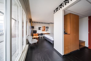 Penthouse Room with Balcony | In-room safe, desk, iron/ironing board, free WiFi - Hotel Theater Figi (Zeist)