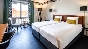 Camera Standard con 2 letti singoli, vista città | 1 camera, una cassaforte in camera, una scrivania, ferro/asse da stiro